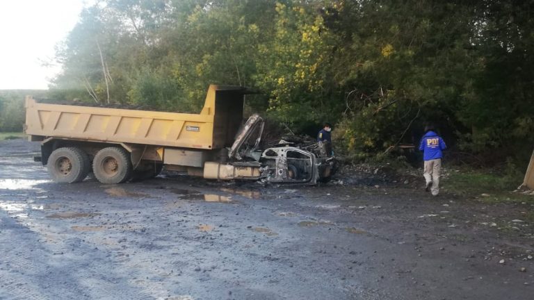 PDI investiga ataque incendiario de dos camiones y maquinaria frontal en Angol