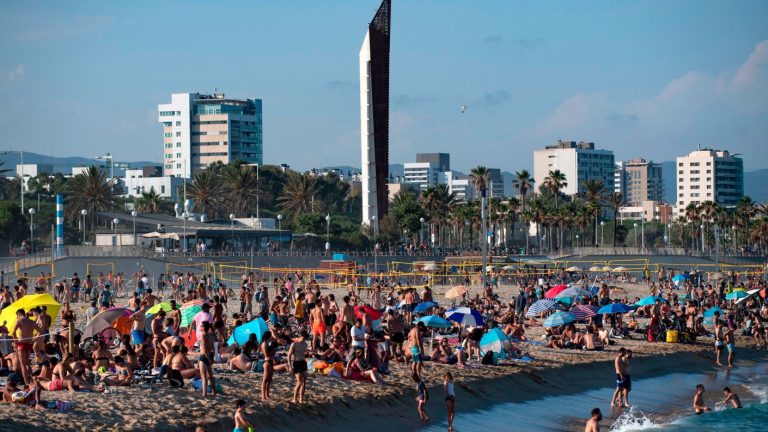 España vuelve a imponer restricciones por rebrote: Cierran bares, discotecas y prohibido fumar sin distanciamiento