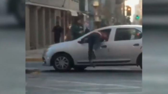 ¡Insólito! Joven se subió arriba de patrulla de Carabineros y se lanzó al interior de un auto en movimiento