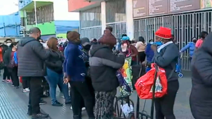 Preocupación por escasa distancia social: Se repiten largas filas en las afueras de mall chino en Alameda