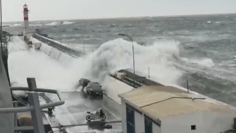 El momento en que una gran ola arrastró por varios metros a dos vehículos en Molo de Abrigo