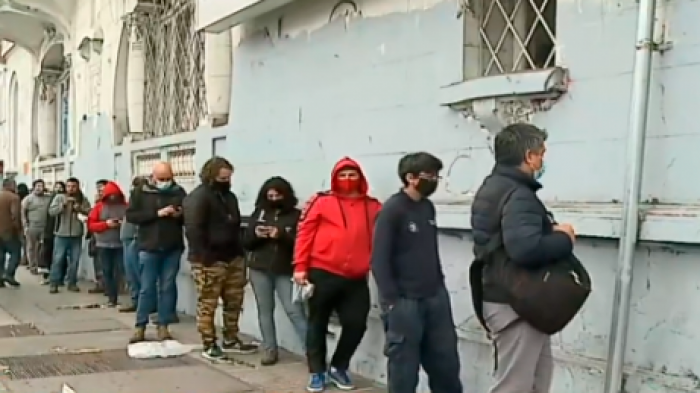 Preocupación por aglomeraciones en 10 de julio: Santiaguinos aprovechan la apertura de locales comerciales