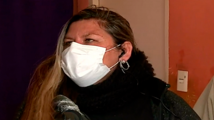 Robaron su auto mientras repartían comida en la calle: Asalto quedó registrado en transmisión en vivo