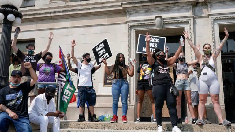 Familiar denunció que el hombre al que le dispararon siete veces está esposado en la cama del hospital