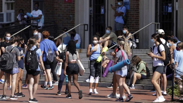 U. de Alabama registra más de mil contagios tras sólo dos semanas de clases presenciales