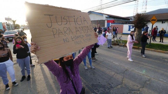 Un grupo de personas llegó a manifestarse a las afueras de la casa de Hugo Bustamante, el imputado del crimen de Ámbar Cornejo