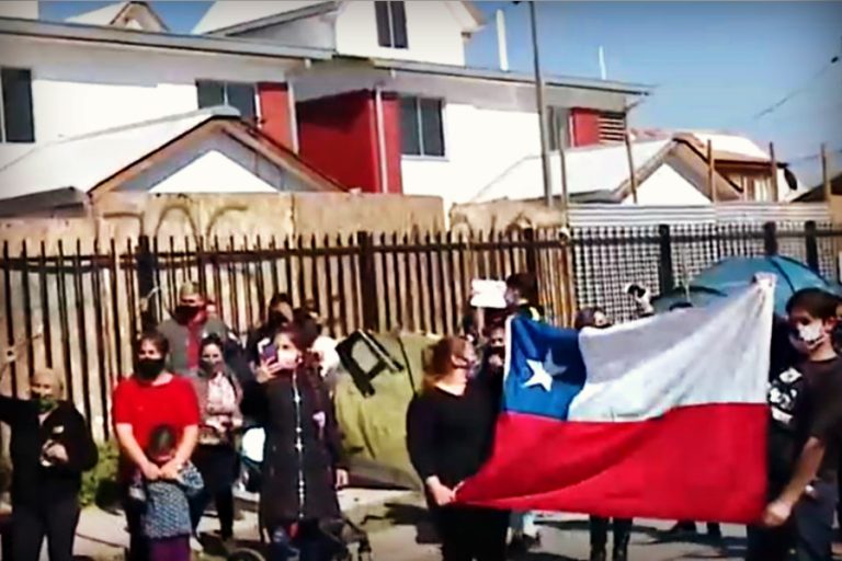 Familias denuncian atraso en entrega de casas y acamparon afuera del proyecto inmobiliario