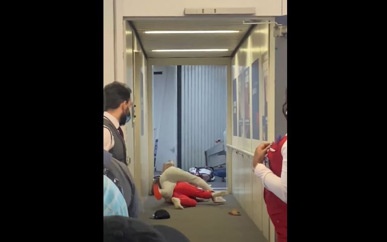 Captan tremenda pelea de dos pasajeras justo antes se subir a un vuelo