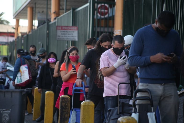 Minsal anuncia que 6 comunas de la RM pasarán a transición la próxima semana