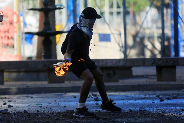 Estallido social: 5 años de cárcel para imputado que lanzó 5 molotov a Carabineros