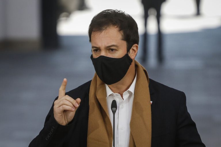 Ministro Palacios dijo que $320 mil alcanzan 