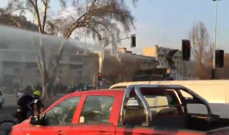 Se registraron manifestaciones en Plaza Italia: Carabineros actuó con carro lanzaguas