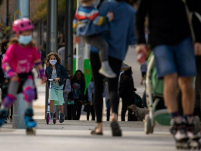 España lidera rebrotes en Europa: Sociólogo asegura que miran a Chile para planificar el retorno a la normalidad