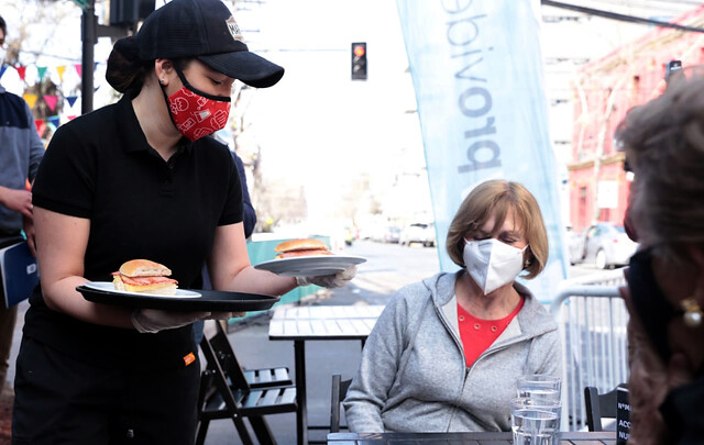 Evelyn Matthei anuncia cierre de pista vehicular para instalar mesas de restaurantes en Manuel Montt