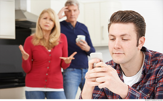 La cifra más alta desde 1940: Centennials y millennials se niegan a dejar la casa de sus padres