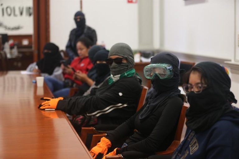 Feministas se toman Comisión de DD.HH de México: Exigen que se atienda a víctimas de violencia de género