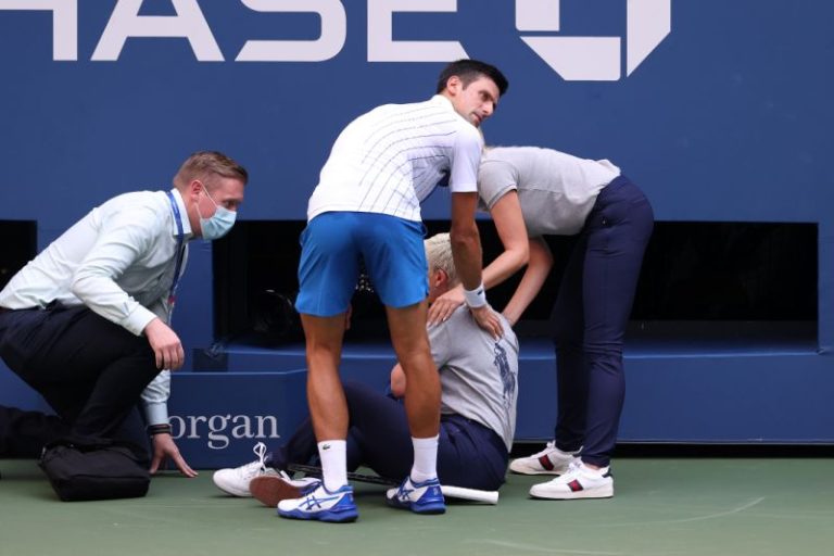 Eliminan a Novak Djokovic del US Open por dar un pelotazo a una jueza de línea