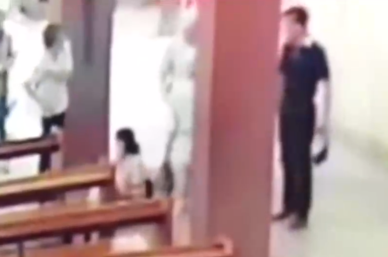 Impactante agresión de hombre a adulta mayor y su perro en una iglesia: 