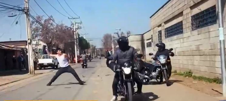 Arriesgan su vida: Repartidores se unen para recuperar sus vehículos robados