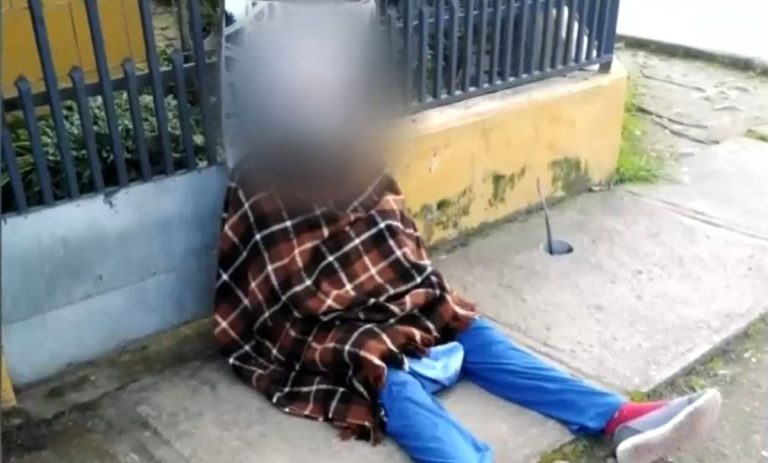 Mujer echó de la casa a su madre y la dejó con las maletas en la calle