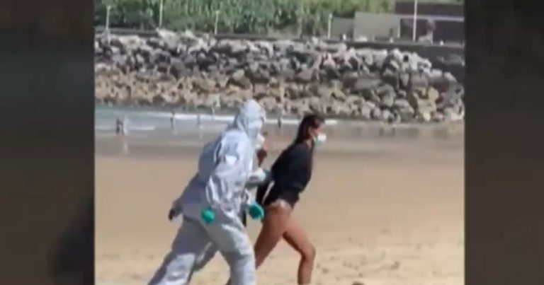 No podían sacarla del agua: Surfista se negó a salir del mar pese a que tenía COVID-19