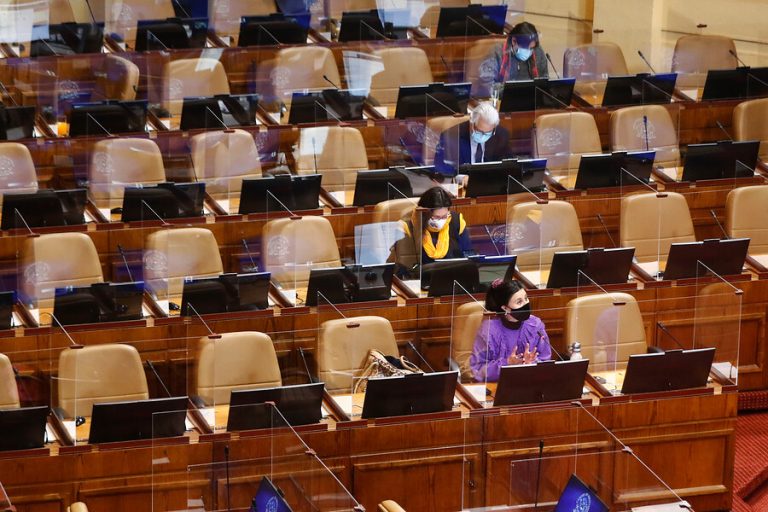 Postergan votación de reajuste del salario mínimo para generar espacio de diálogo con el Gobierno