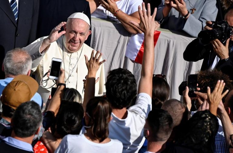 Papa critica a quienes quieren adueñarse de vacunas contra COVID-19: 