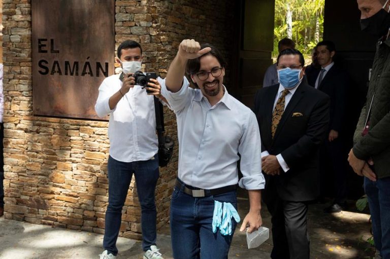 Líder opositor venezolano abandonó la embajada de Chile en Caracas