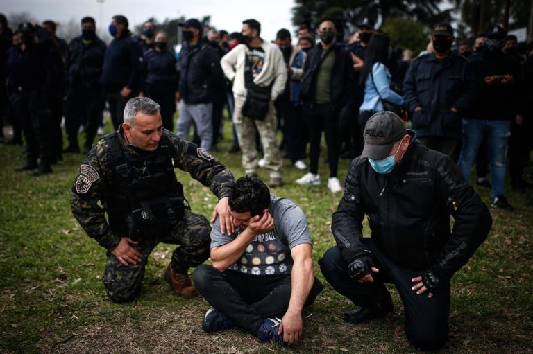 Policia argentina protesta exigiéndole a Alberto Fernández mejoras salariales