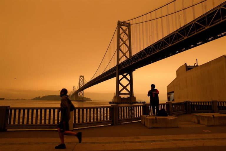 El apocalíptico cielo naranja que cubrió a San Francisco a causa de los incendios