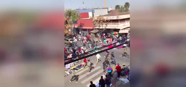 Con palos y machetes: Violenta pelea entre comerciantes ambulantes en el barrio Meiggs