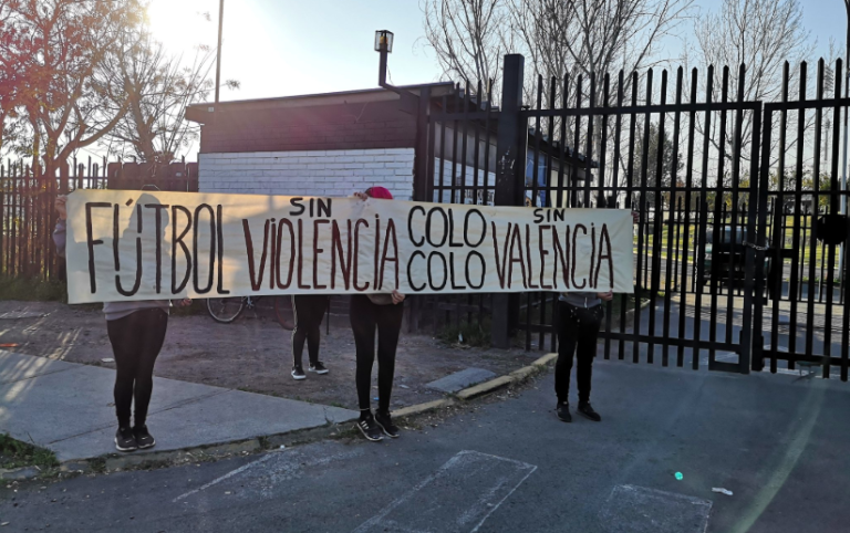 Hinchas albas llegaron al Monumental con pancarta pidiendo la salida de Leo Valencia
