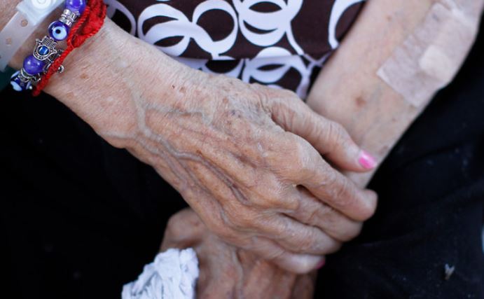 Encuentran a anciana de 81 años encerrada con llave en una pieza: Su sobrino fue detenido