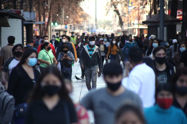Estudio de la U. de Chile: Un 66% de las personas desconfía del Gobierno