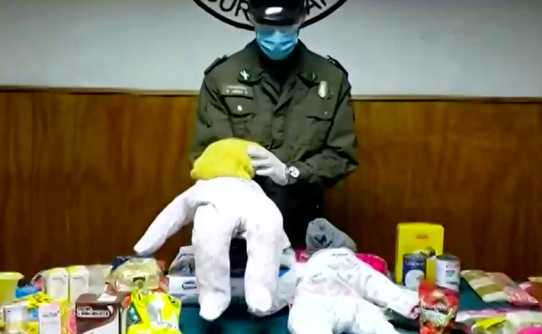 Pedían dinero y alimentos: Detienen a 4 jóvenes que simulaban tener bebés, pero eran muñecos