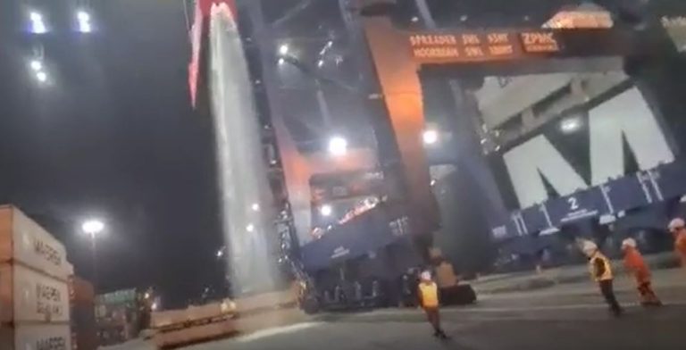 “El olor que sale”: Container se rompe en puerto de San Antonio y derrama miles de litros de vino