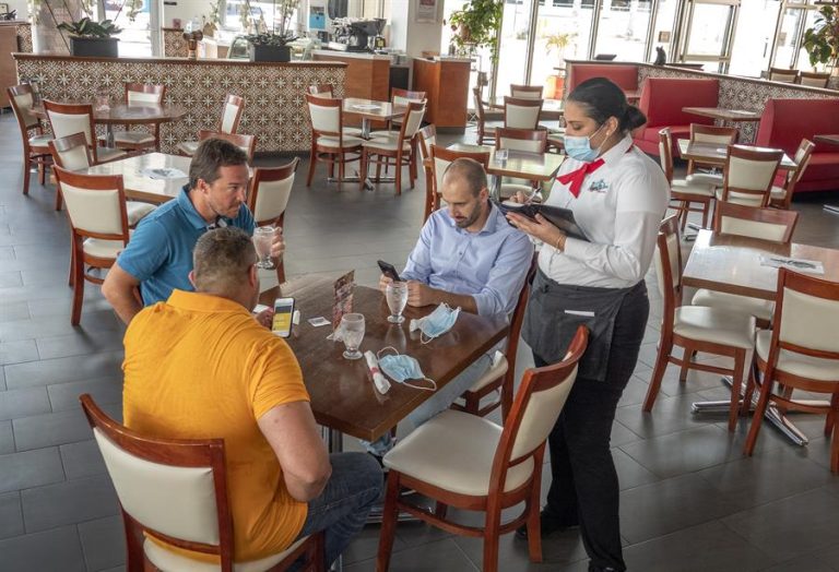 COVID-19: Estudio explica por qué las personas que van a restaurantes tendrían más probabilidades de contagiarse