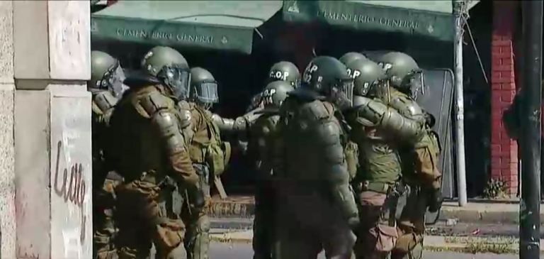 Se registran enfrentamientos en Cementerio General tras fin de marcha por víctimas de la dictadura