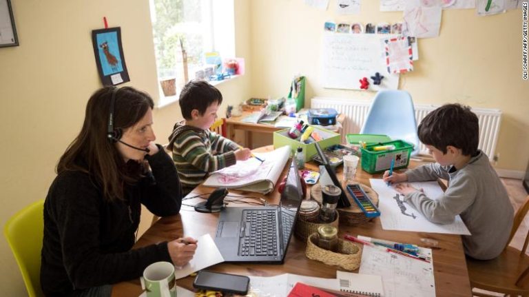 Reino Unido busca el regreso a las oficinas, pero la gente parece estar muy conforme con teletrabajo