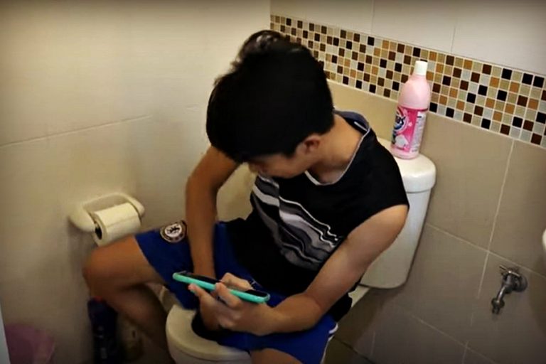 Joven fue mordido en el pene por una serpiente pitón que salió desde la tasa del baño