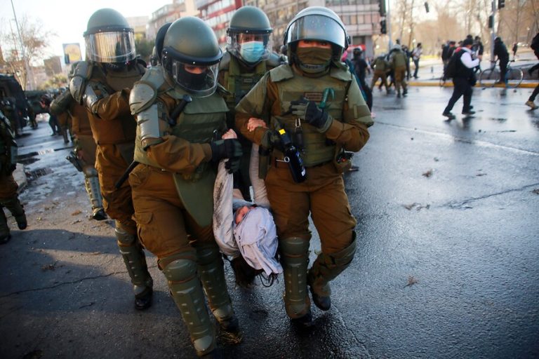 Reportan 108 detenidos tras manifestaciones por el 11 de septiembre: Cerca del 80% pertenece a la RM