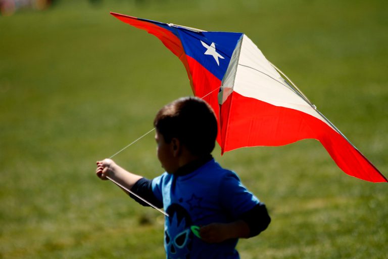 Fiestas Patrias: El mapa de los 25 puntos más peligrosos para elevar volantines en la Región Metropolitana