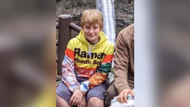 Niño muere acurrucado junto a su perro tras no lograr escapar de incendios forestales