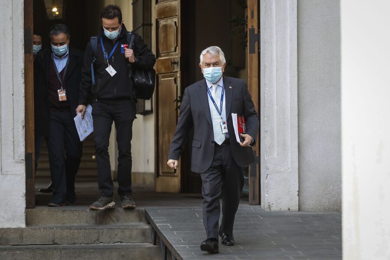 Ministro Paris informó que la positividad de test para COVID-19 disminuyó a un 6%