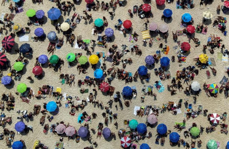 Grandes aglomeraciones se registran en las playas de Río de Janeiro en medio del retorno de actividades en Brasil