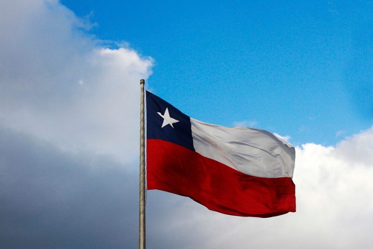 ¡Evite multas! Esta es la forma correcta de poner la bandera chilena durante Fiestas Patrias