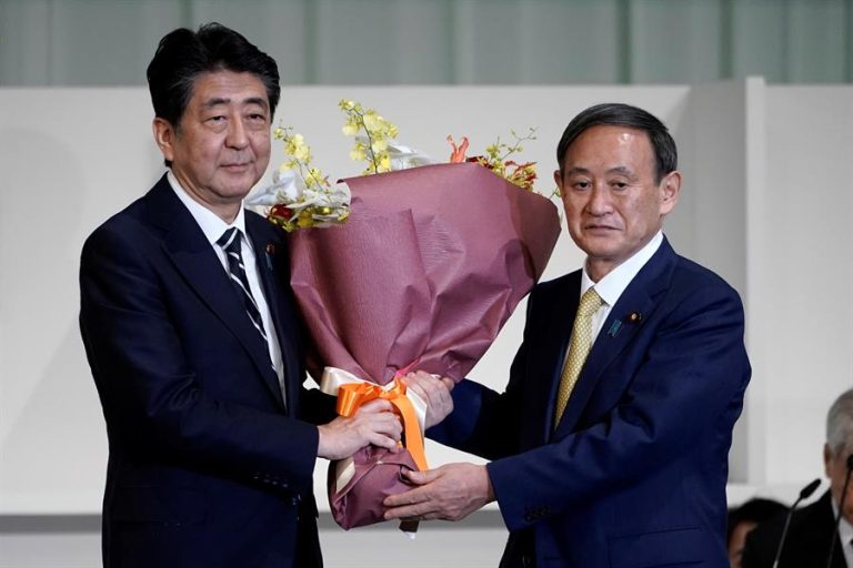 Partido gobernante de Japón eligió a Yoshihide Suga como sucesor del primer ministro