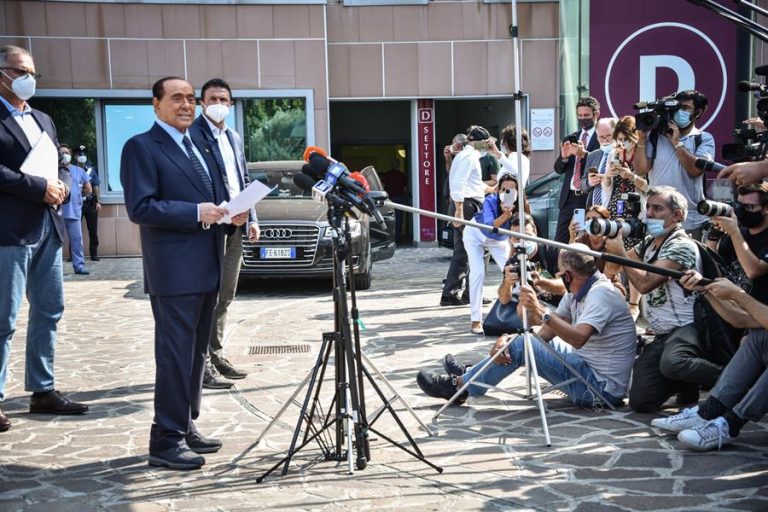 Silvio Berlusconi es dado de alta tras permanecer 11 días hospitalizado por COVID-19