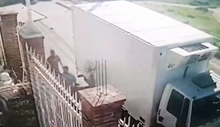 Atacaron con una cuchara doblada: Asalto a un camión de carnes terminó con tres detenidos