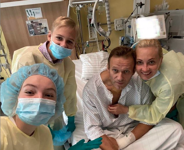 Opositor ruso que sufrió envenenamiento confirma recuperación con foto en sus redes